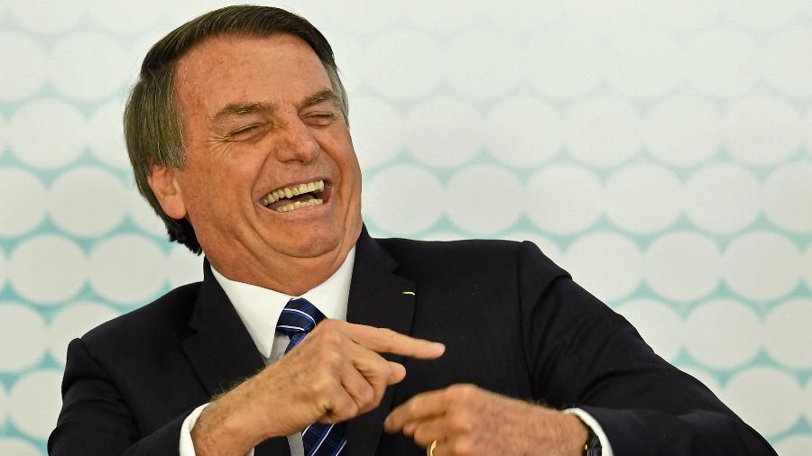 Culpa do Bolsonaro: além de combustíveis e energia, conta de celular também terá desconto