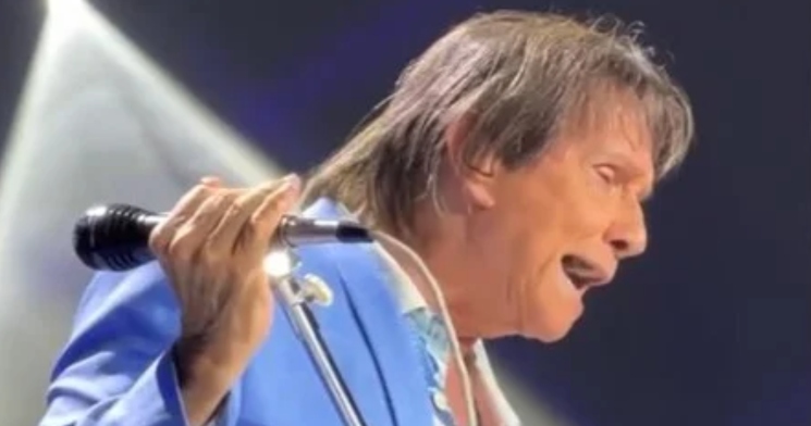 Roberto Carlos perde paciência e manda fã calar a boca em show; veja vídeo