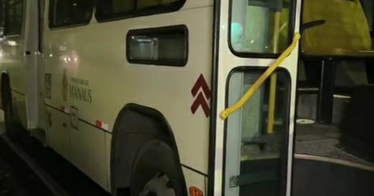 Trio armado leva ônibus da linha 321 para estrada e ‘faz a limpa’ em passageiros durante assalto