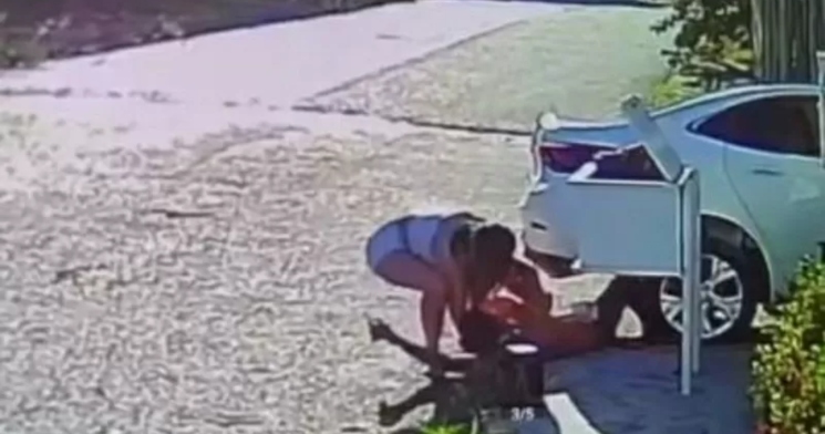 Namorada tem ‘ataque de fúria’ e passa com carro por cima de homem em Manacapuru; veja vídeo
