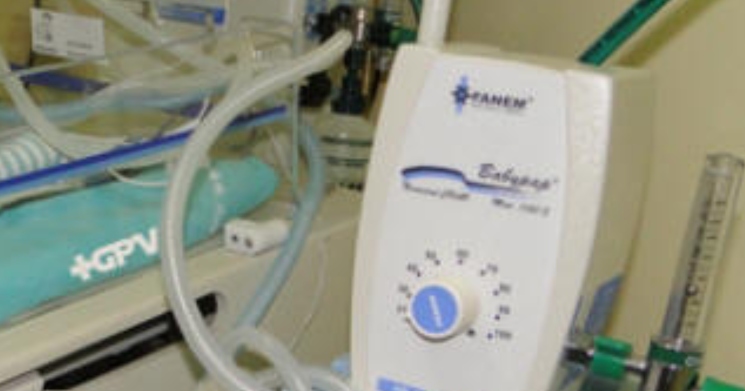 Bebê é internado com queimaduras de 2º grau e pai é preso por maus-tratos