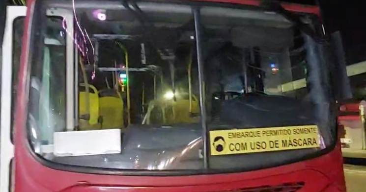 Homem armado com faca rende cobradora e assalta ônibus da linha 356 na Constantino Nery