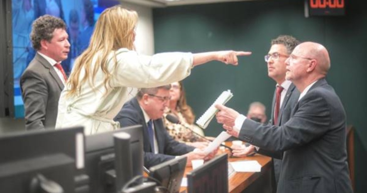 ‘Fogo no parquinho’: parlamentar bate em mesa de deputada e ela reage; “Faria com um homem?”