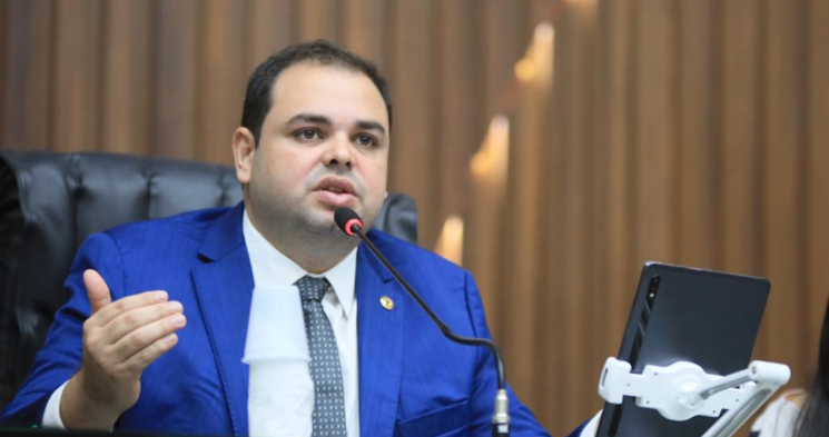 Roberto Cidade dá início à campanha 2022 com adesivagem na zona Centro-Sul de Manaus