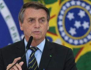 'É um absurdo querer proibir o uso da Bandeira Nacional e substituir pela vermelha do comunismo, aborto e drogas', critica Presidente Bolsonaro
