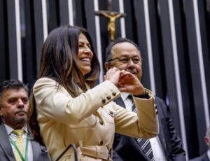 Antônia Lúcia, esposa de Silas, assume cadeira na Câmara Federal pelo Acre