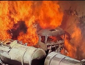 Caminhoneiros morrem carbonizados após carreta explodir em acidente; veja vídeo