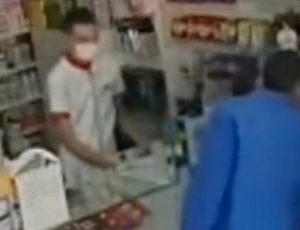 Bandido 'gaiato' beija testa de senhora durante assalto em farmácia; veja vídeo
