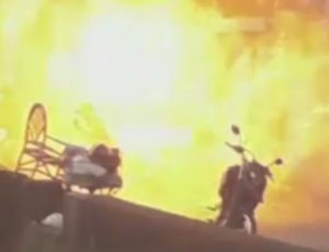 Desesperador: botija de gás explode na cara clientes em restaurante; veja vídeo