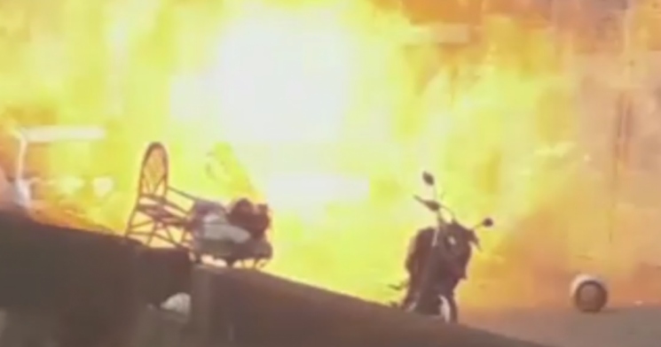 Desesperador: botija de gás explode na cara de clientes em restaurante; veja vídeo