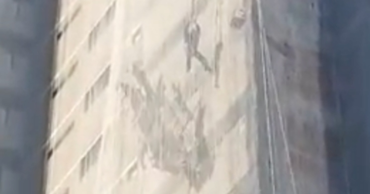 Agonia nas alturas: andaime quebra e trabalhadores ficam presos como se estivessem em teia de aranha; veja vídeo