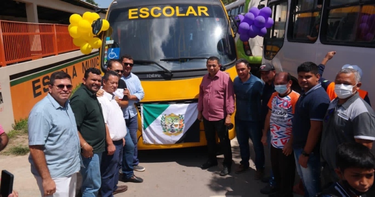 Rio Preto da Eva recebe microônibus para transporte escolar