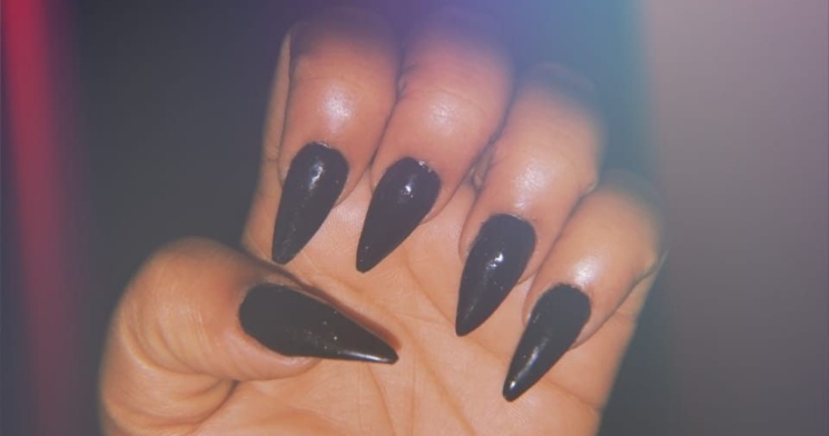 Amanhecida: mulher fica a madrugada na rua bebendo e ‘passa as garras’ no marido que reclamou