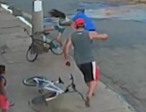 "No último segundo!": Homem salva criança em bicicleta sem freios e desgovernada; veja vídeo