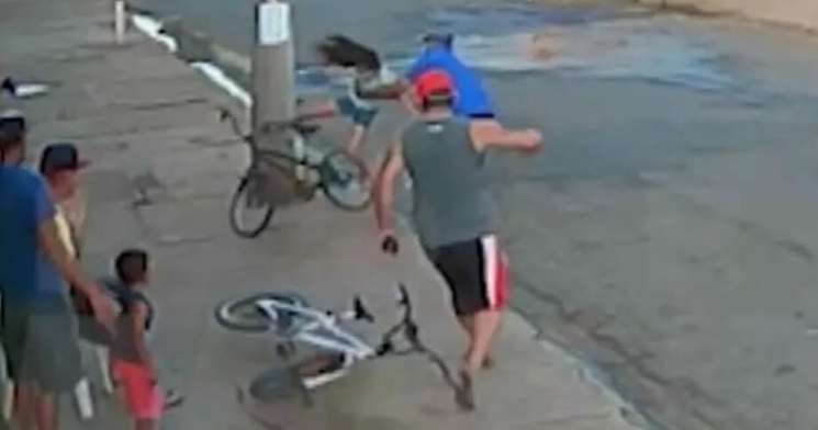 “No último segundo!”: Homem salva menina em bicicleta sem freios e desgovernada; veja vídeo