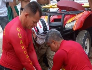 Homem se afoga na Ponta Negra e bombeiros tentam salvá-lo; veja