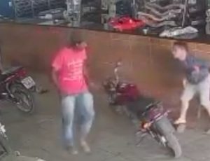 Ciúmes: Após bate-boca, homem "atravessa coração" do atual namorado da sua ex-esposa; veja vídeo