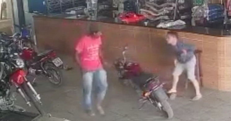 Ciúmes: Após bate-boca, homem “atravessa coração” do atual namorado da ex-esposa; veja vídeo