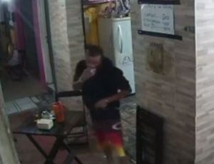 Bandido reconhece policial penal e mata trabalhador a sague frio em bar; veja vídeo