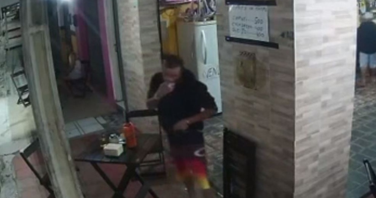 Bandido reconhece policial penal e mata trabalhador a sague frio em bar; veja vídeo