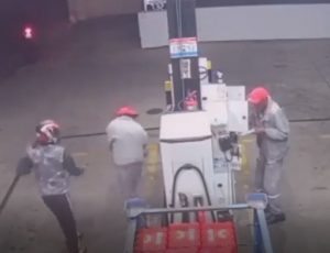 Bandido atira no rosto de frentista durante assalto em posto de gasolina; veja vídeo