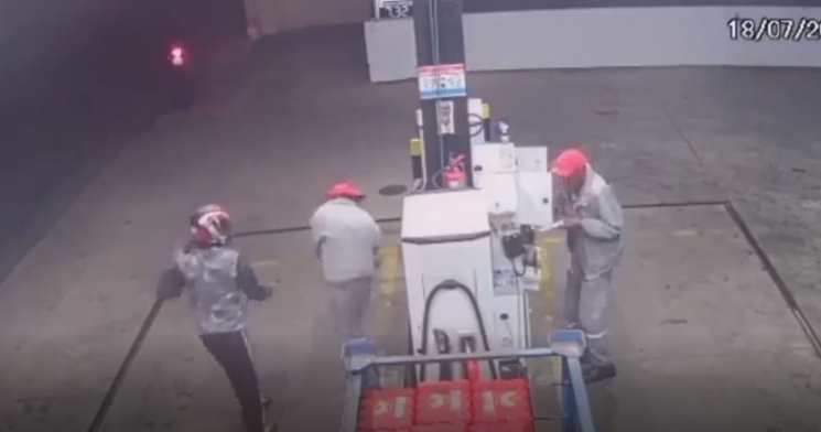 Bandido atira no rosto de frentista durante assalto em posto de gasolina; veja vídeo