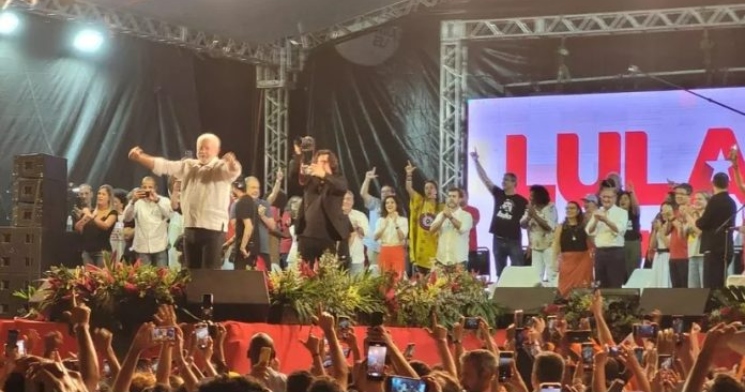Homem atira ‘bomba com fezes’ em ato político de Lula