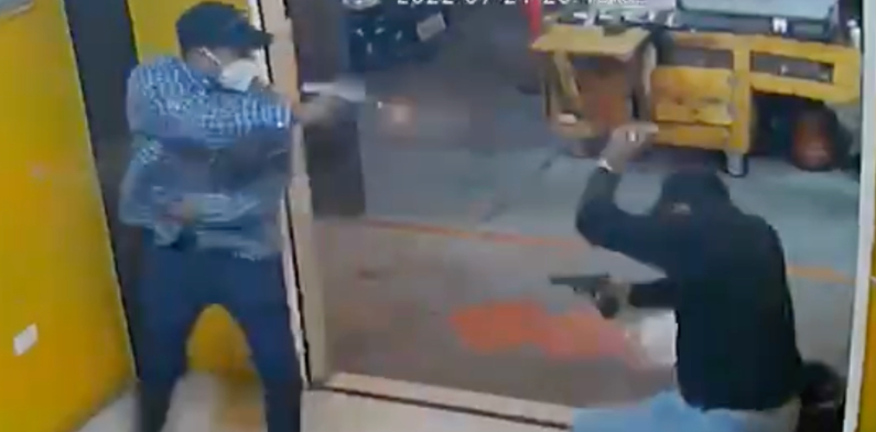 Policial a paisana reage a assalto e bandido ‘se afoga’ com balaço no peito; veja vídeo