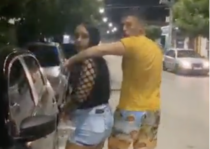 “Sou casada e não morta”, diz mulher flagrada andando de mãos dadas com o primo do marido; veja