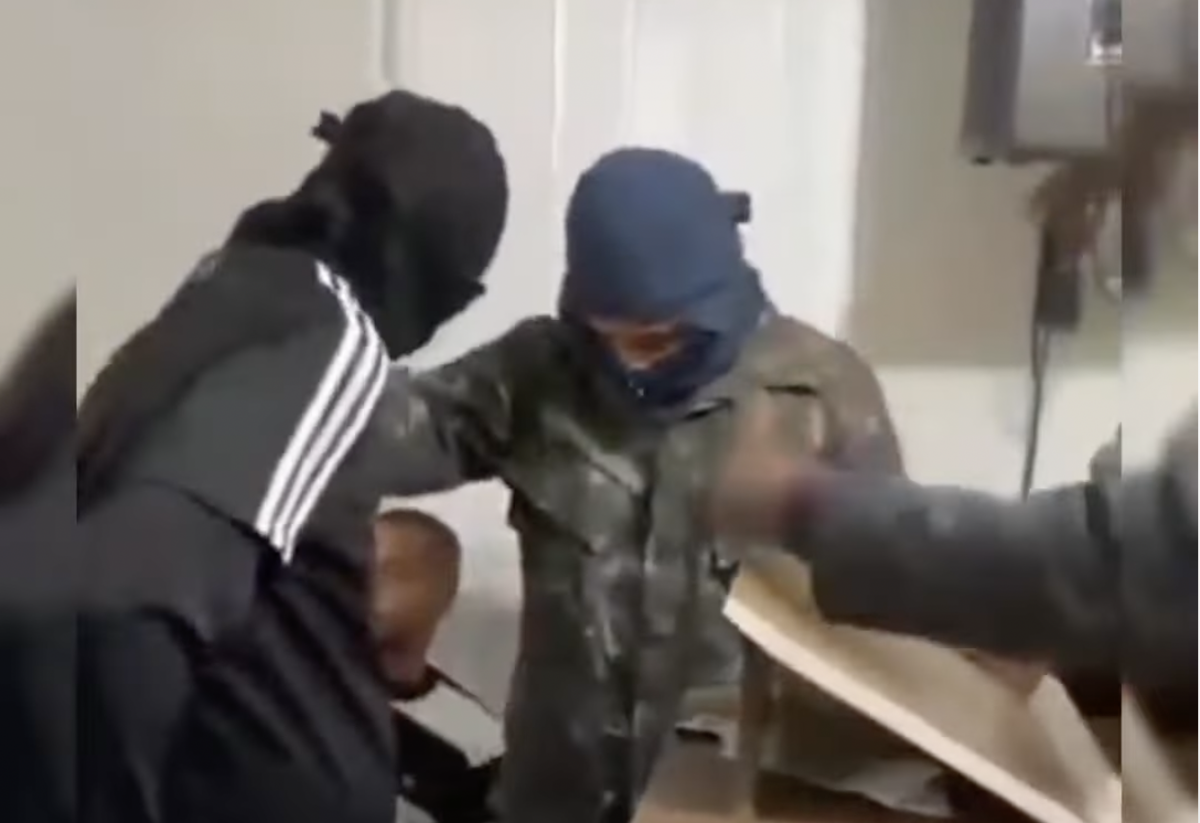 Com fuzis, facção invade igreja e pede oração por líder jurado de morte; veja vídeo 