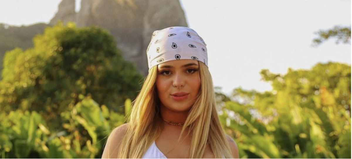 De biquíni, Viih Tube exibe curvas esculturais em Fernando de Noronha