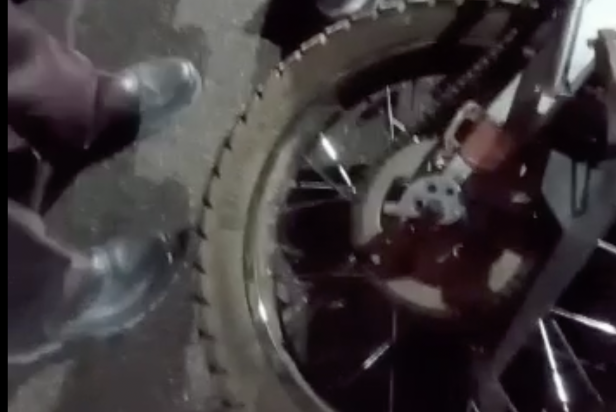 Motorista arrasta motoboy no Boulevard e foge sem prestar socorro; veja vídeo