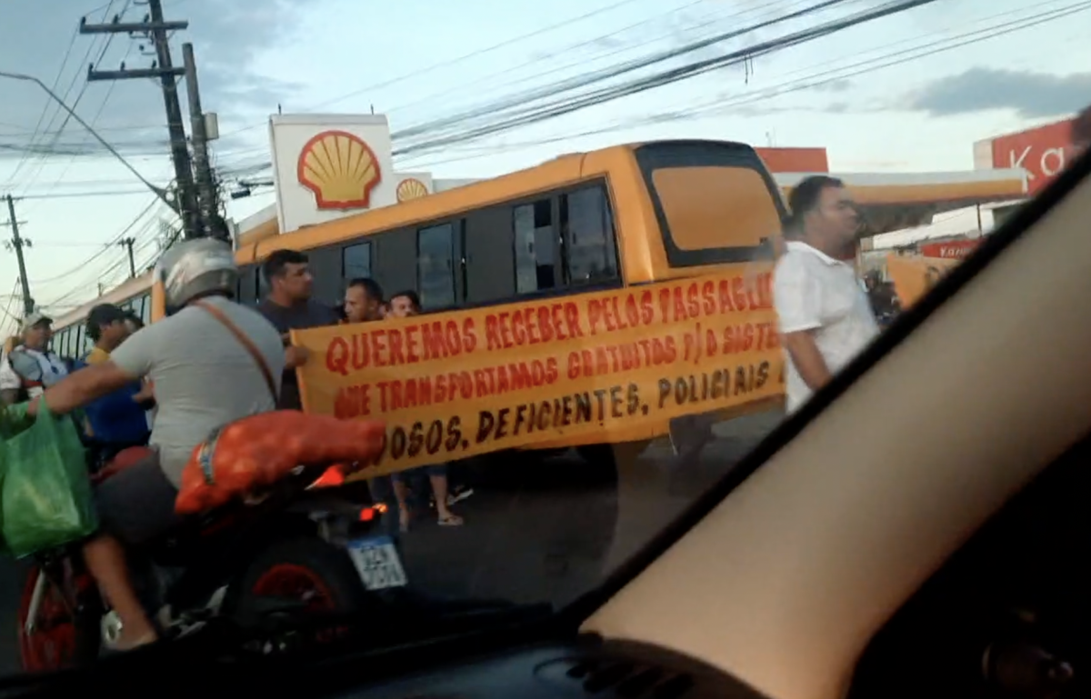 Motoristas de ‘Amarelinhos’ param Bola do Produtor em protesto na zona Leste; veja vídeos