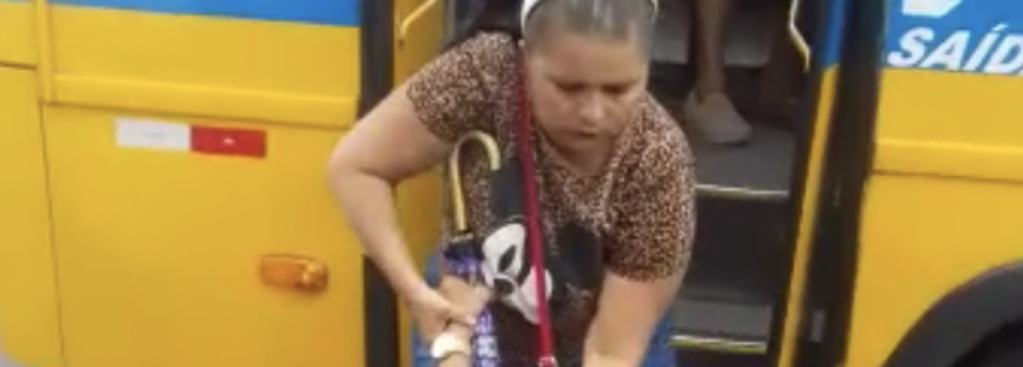 Após protestar por melhoria na categoria, motorista de amarelinho quase mata idosa; veja vídeo