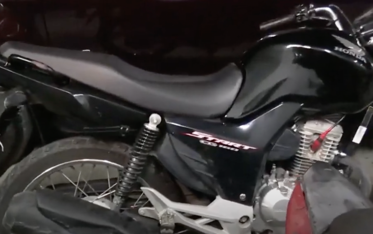 Motocicleta com placa adulterada é apreendida e duas pessoas são presas na Cidade Nova; veja vídeo