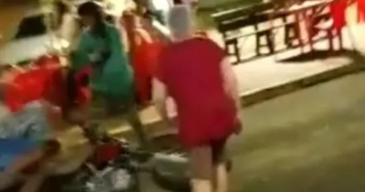 Deu ruim: dupla de assaltantes recebe ‘carinho’ da população após moto falhar em fuga; veja vídeo