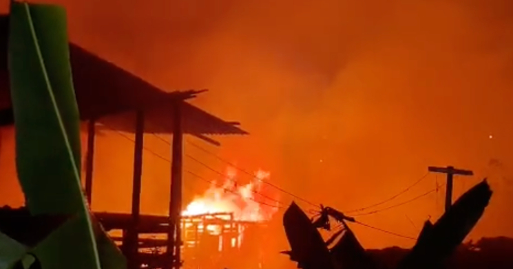 Urgente: Incêndio de grandes proporções atinge casas no bairro São Jorge