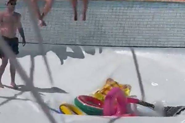 Em dia de lazer, cratera se abre no fundo de piscina e mata homem após sugá-lo; veja vídeo