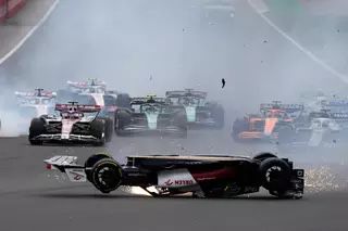 Zhou capota após acidente na largada e provoca paralisação no GP da Inglaterra; veja vídeo