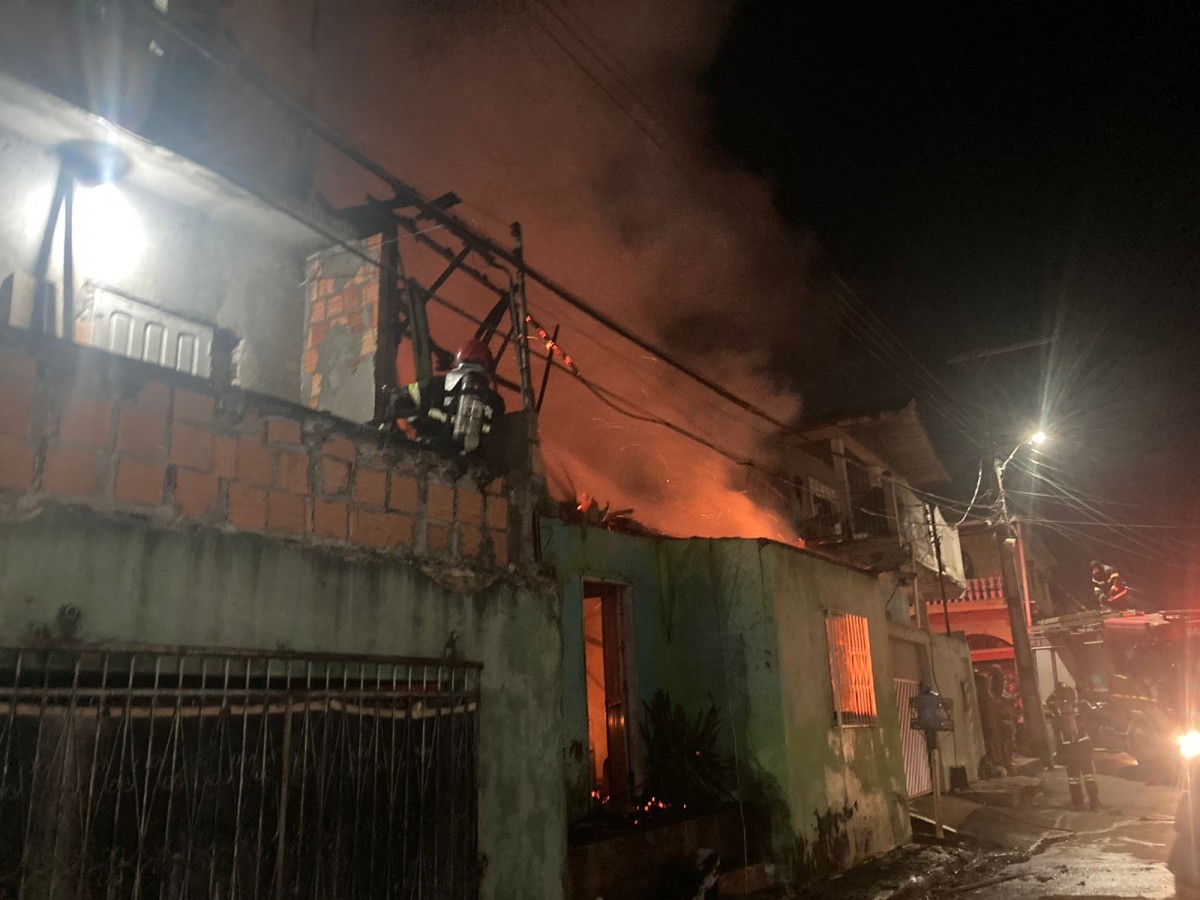 Urgente: incêndio destrói casa na Vila da Prata, em Manaus