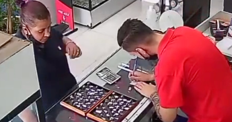 Sedenta por riqueza: ladra furta joalheria engolindo anel na ‘cara dura’; veja vídeo