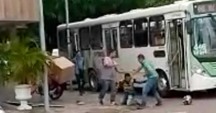 Motorista de ônibus é flagrado “dando carinho” em mototaxista em avenida de Manaus; veja vídeo