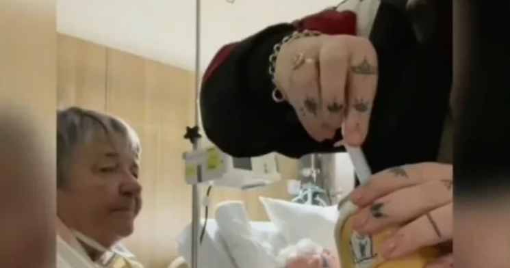 Mulher grava vídeo dando bebida como “presente” para pai que estava morrendo no hospital; veja