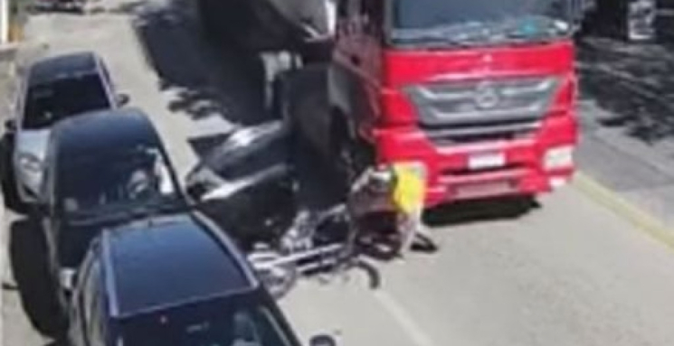 ‘Nasceu de novo’: motociclista é jogado embaixo de caminhão após motorista abrir porta de carro; veja vídeo