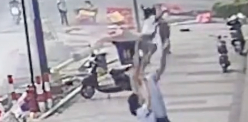 Incrível: criança cai de prédio e é salva por homem que passava na rua; veja vídeo