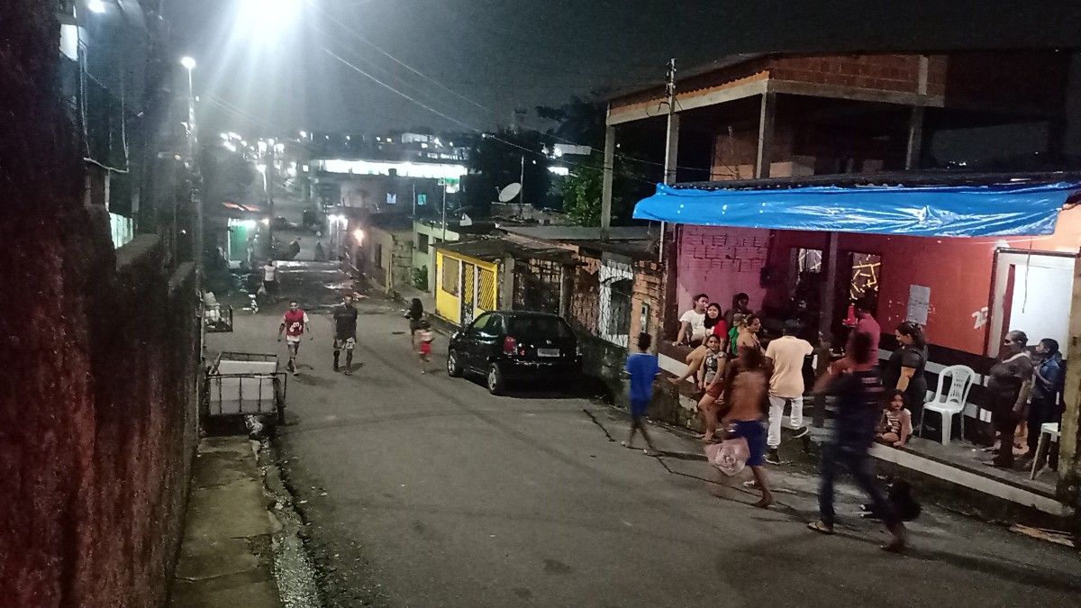 Jovem é perseguido por pistoleiro em moto e alvejado na Zona norte de Manaus; veja 