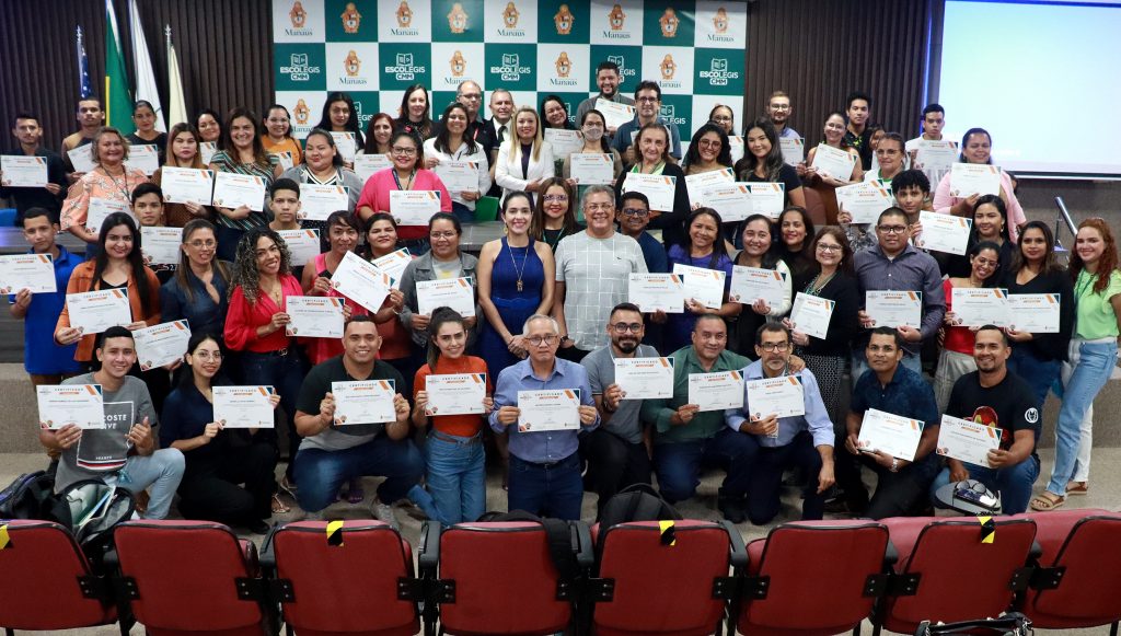 EscolegisCMM ajuda 50 alunos a entrarem no mercado de trabalho após certificação em cursos