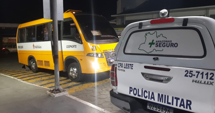 Passageiro é baleado na perna após assalto em micro-ônibus “amarelinho” na zona Leste; veja vídeo