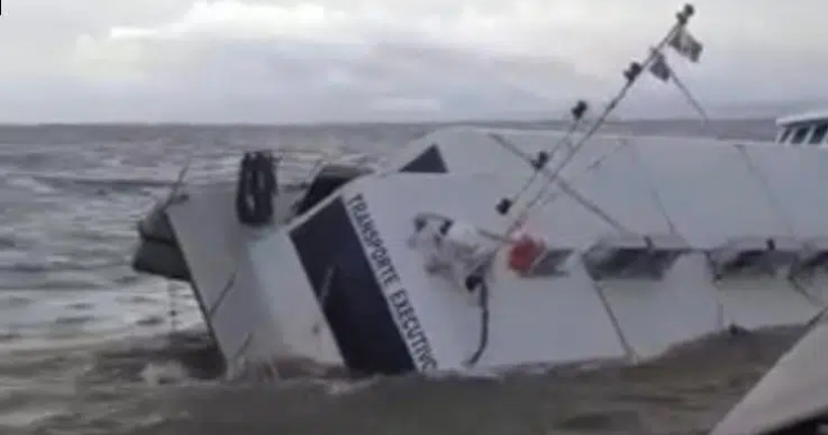 Passageiros de barco a jato passam por momentos de pânico durante tempestade no Rio Amazonas; veja vídeos