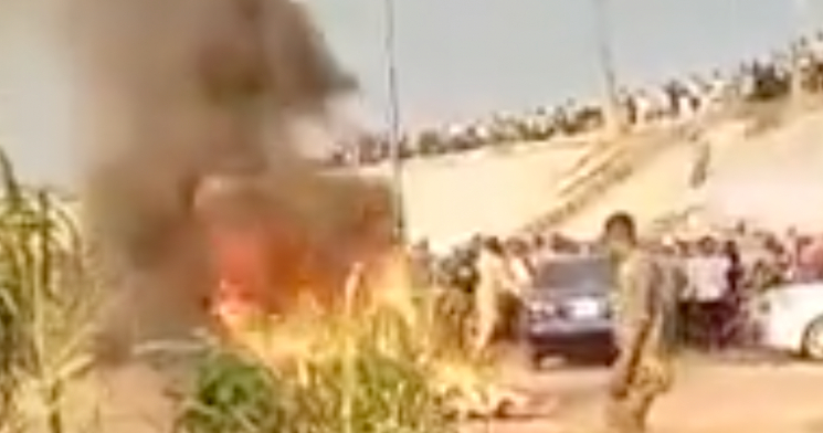 Chocante: assaltantes são queimados vivos por multidão enfurecida; veja vídeo